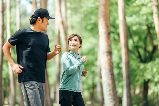 ウォーキングをする夫婦の写真