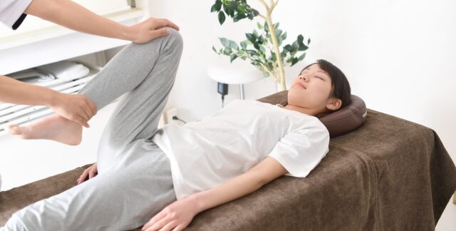 整体で骨盤のマッサージをうける女性