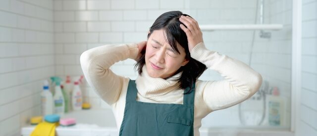 頭を抱える主婦